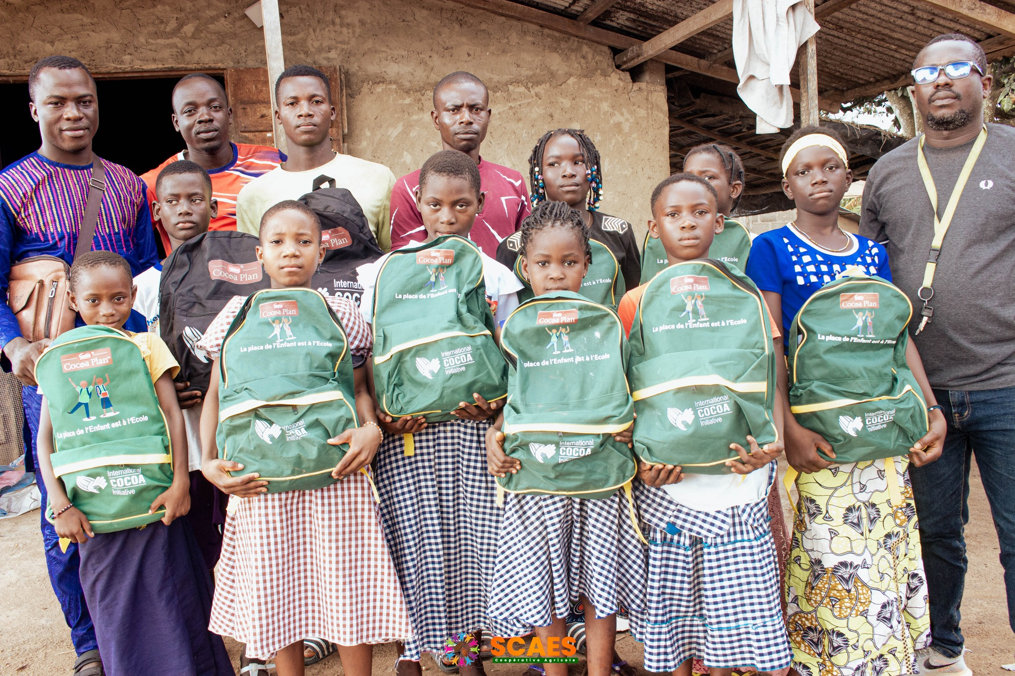 Distribution de kits scolaires